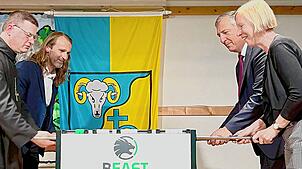 Kickerspiel bei der Amtseinsetzung: Landrätin Stefanie Bürkle und der ehemalige Beuroner Bürgermeister Raphael Osmakowki-Miller (rechts) ...