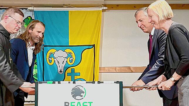 Kickerspiel bei der Amtseinsetzung: Landrätin Stefanie Bürkle und der ehemalige Beuroner Bürgermeister Raphael Osmakowki-Miller (rechts) ...