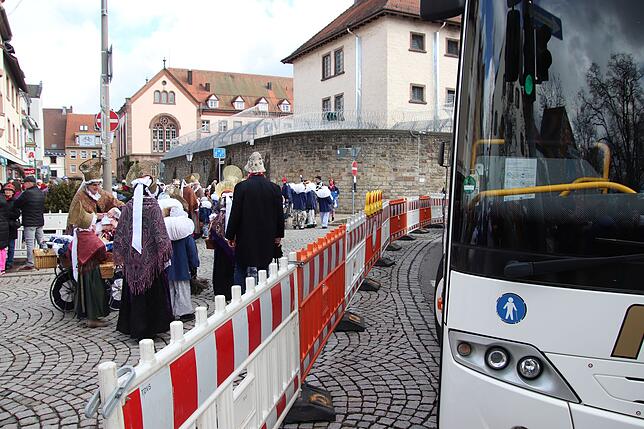 Besonders gesichert wird die Einfahrt in die Färberstraße beim Villinger Gefängnis. Hier blockieren am schmotzigen Dunnschtig ein ...