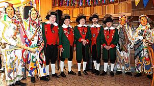Eingerahmt von vier Hansel des Frohsinn (von links) die Narrenräte Frank Ehrath, Harry Franz, Ehrenzeremonienmister Thomas Gantert, ...