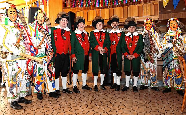 Eingerahmt von vier Hansel des Frohsinn (von links) die Narrenräte Frank Ehrath, Harry Franz, Ehrenzeremonienmister Thomas Gantert, ...