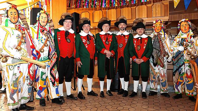 Eingerahmt von vier Hansel des Frohsinn (von links) die Narrenräte Frank Ehrath, Harry Franz, Ehrenzeremonienmister Thomas Gantert, ...