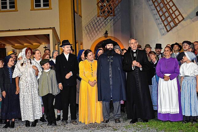Am Ende der Premierenaufführung wandte sich Schirmherr Erzbischof Georg Gänswein mit Dank und Anerkennung an die Laienschauspieler. „Das ...