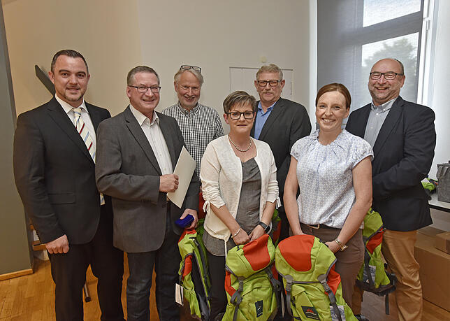 Bürgermeister Markus Keller (von links), verabschiedet in der Stadthalle die ausscheidenden Gemeinderäte Norbert Baumann, Theodor ...