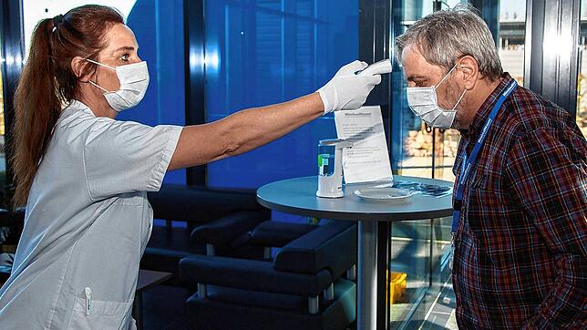 Vorbildlich: Bei der Firma MTCE (ehemals PMDM) auf Herdenen wird täglich bei allen Mitarbeitern Fieber gemessen, alle tragen Mundschutz.