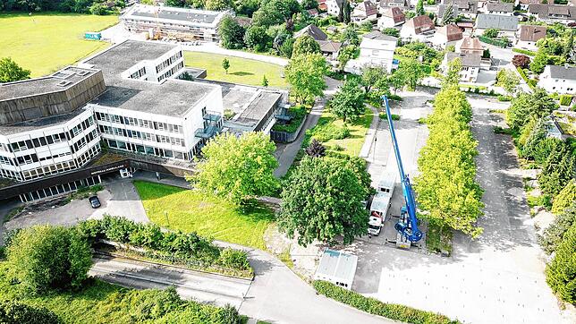 Von oben: Per Lastwagen wurden die Container-Elemente angeliefert und mit einem Autokran an Ort und Stelle positioniert