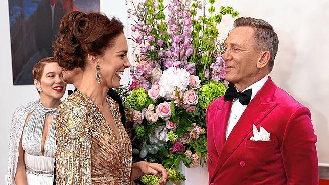 Kate (l), Herzogin von Cambridge, spricht mit Daniel Craig, Schauspieler aus Großbritannien, bei ihrer Ankunft zur Weltpremiere des ...
