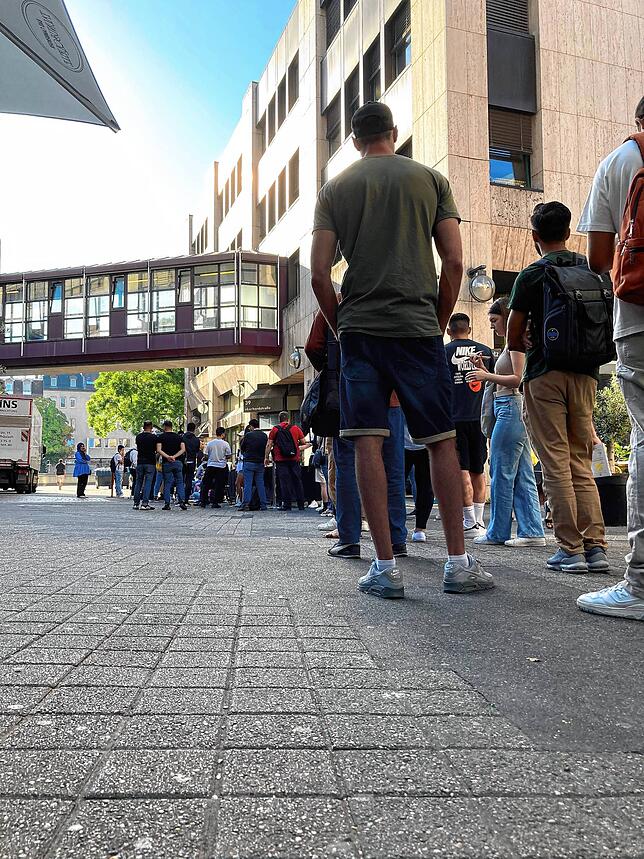 Jeden Tag bilden sich lange Schlangen vor der Ausländerbehörde in Stuttgart.