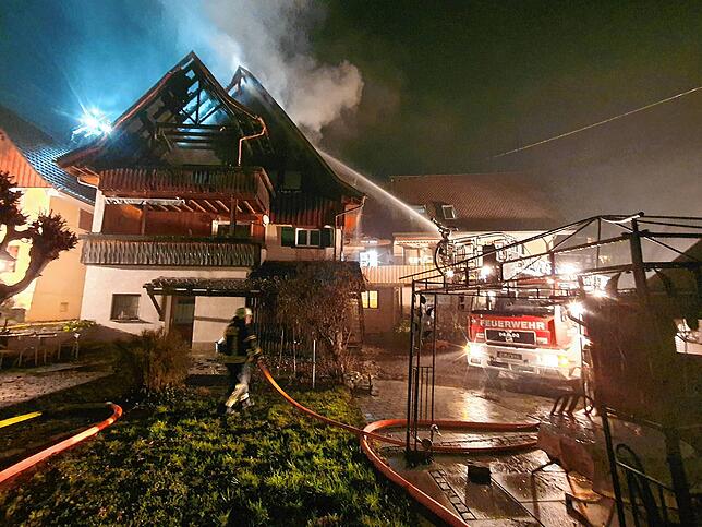 Rund 100 Feuerwehrleute sind im Einsatz, die Bebauung in dem historischen Ortsteil ist sehr beengt und verlangt von den Einsatzkräften ...