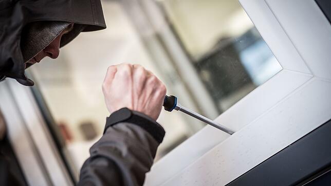 Ein typischer Einstiegsweg: Mit einfachen Werkzeugen können Einbrecher ungesicherte Fenster aufhebeln.