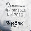 Diesen Spaten übergibt Daniel Kurzius von der Firma Mörk zum Baustart an Tobias Walderich von der Gnadenkirche.