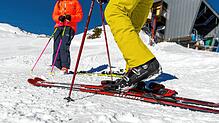 Ein 49-Jähriger und seine 46-jährige Partnerin hatten nach Angaben der Polizei online mehrere Hundert Paar Ski zum Verkauf angeboten ...