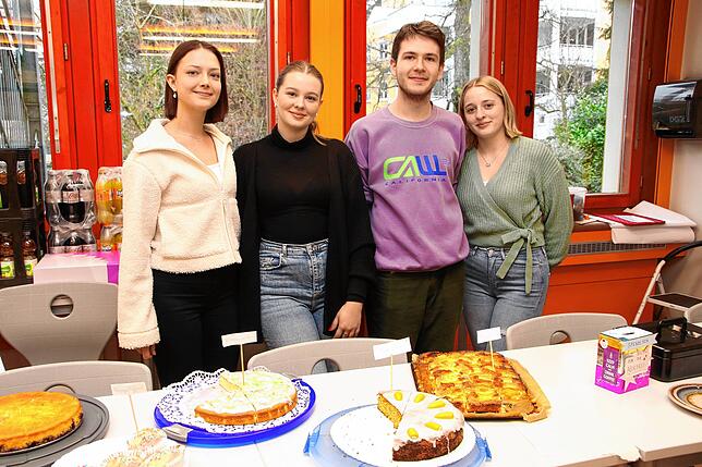 Die 13. Klasse des Wirtschaftsgymnasiums backten Kuchen, um sich ihre Abschlussfeier im Sommer zu finanzieren, Auf dem Bild (von links) ...