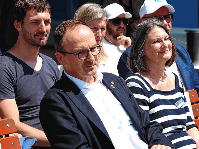 Bild 28: Die neue Fähre wird im Staader Hafen feierlich auf &bdquo;Richmond&ldquo; getauft. Diese Besucher sind dabei
