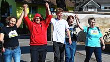 Mit Jubelrufen und Beifall wurden die Teilnehmer beim Zieleinlauf des Hand-in-Hand-Laufs in Gurtweil empfangen.