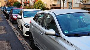 Im Kreis Waldshut gibt es immer mehr Autos. 111.643 sind es laut Statistischem Landesamt mittlerweile. Hier ein paar geparkte PKW in Bad ...
