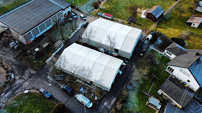 Die Festzelte vor der Mehrzweckhalle Riedböhringen wurden am vergangenen Wochenende aufgestellt. Das Narrentreffen beginnt heute um 18 ...