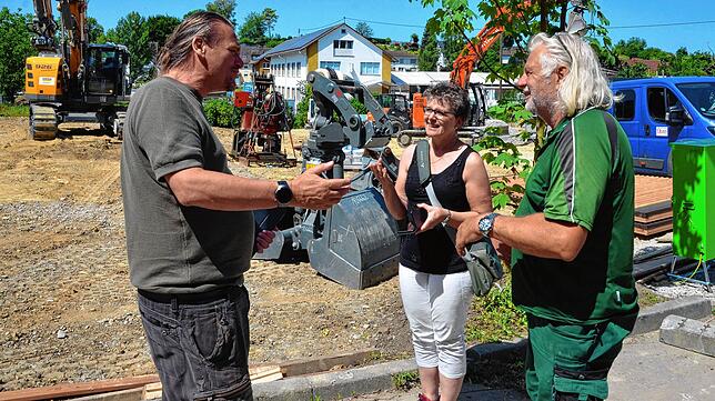 Bernd Heinroth (links), vom Planungsbüro „Planstatt Senner“ erörtert mit Bauamtsleiterin Monika Gehweiler und Klaus Negrassus den ...