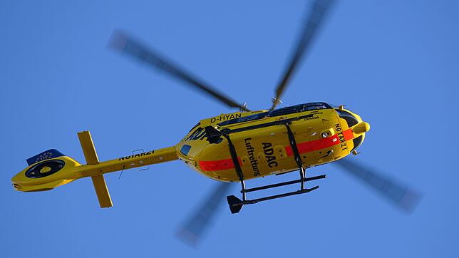 Ein Kind ist unter ein Auto gekommen - ein Hubschrauber flog es in eine Klinik (Symbolbild)