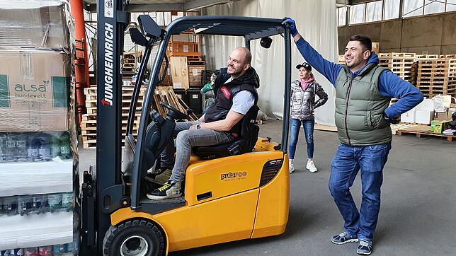 Geschäftsführer Matthias Stahl verlädt Hilfsgüter palettenweise in einen Lastwagen, Gabriel Kiefer freut sich über den enormen Zuspruch. ...