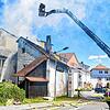 Rauch steigt auf vom Café Gleichauf. Im Juni 2020 brennt der Anbau in der Wasserstraße, die Feuerwehr löscht.