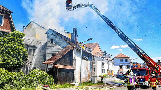 Rauch steigt auf vom Café Gleichauf. Im Juni 2020 brennt der Anbau in der Wasserstraße, die Feuerwehr löscht.