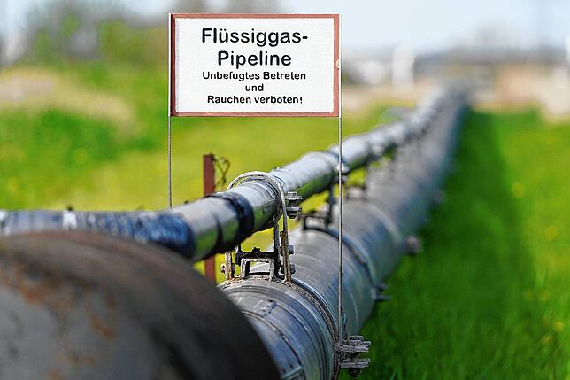 Blick auf eine Flüssiggas-Pipeline am Nordsee Gas Terminal. Der katarische Energieriese Qatar Energy und Deutschland haben nach ...