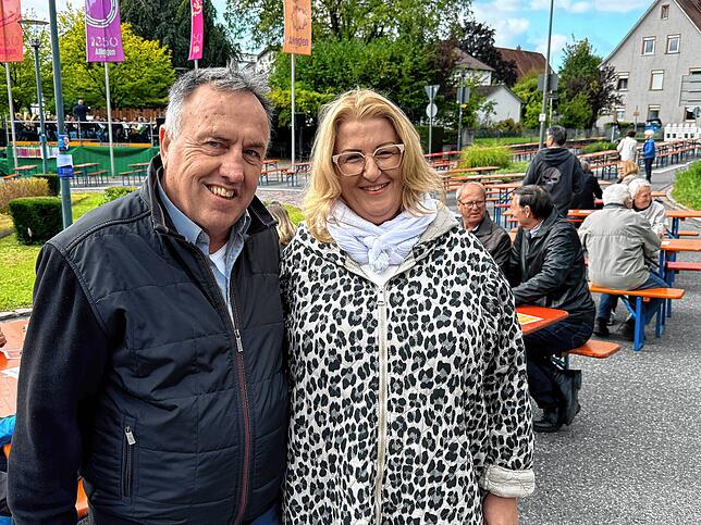 Für den Friedrichshafener Stadtrat Hans Dullenkopf, hier mit seiner Frau Andrea, war der Besuch in Ailingen eine Selbstverständlichkeit.