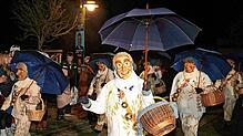Zusammen mit dem Musikverein Schönenbach führen die Strohhansel als Gastgeber den 25. Nachtumzug durch Schönenbach an, der wieder ein ...