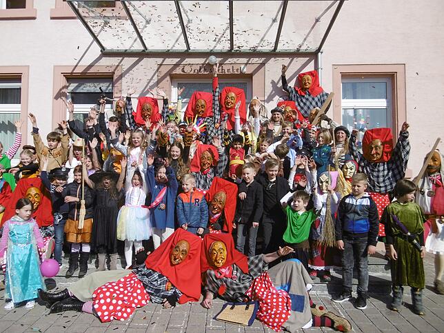 Jubel vor der „Volksschule“ in Allmendshofen. Die Siebenplätzhexen und die Hans Heini Narro befreien gemeinsam die Schüler mit ...