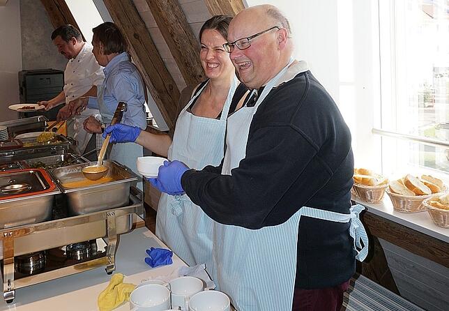 Annabella Büki und Richard Merkle teilen als Team die Karottencremesuppe zum ersten Gang aus.