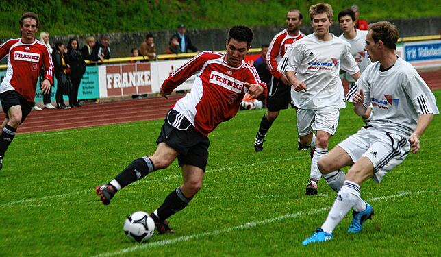 Hier war es noch hell im Hochrheinstadion: Beim 1:1 des FC 08 Bad Säckingen gegen den SV 08 Laufenburg – hier wird Michael Weinert ...