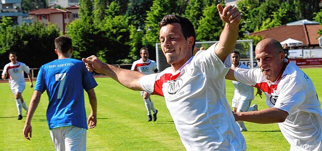 Tormaschine: Nexhet Gustruranaj (vorn, mit Oliver Atalla) steuerte 25 Treffer zum Titel des FC Tiengen 08 bei.