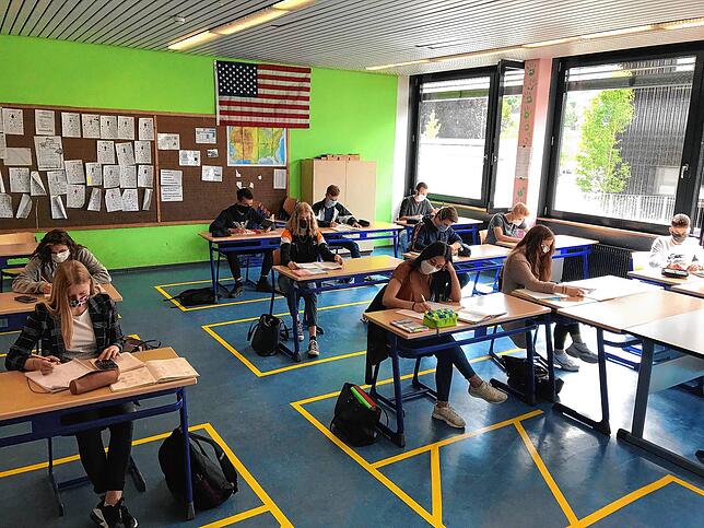 An der Robert-Schuman-Realschule in Waldshut ist am Montag der Unterricht für die Abschlussklassen wieder angelaufen. Markierungen auf ...