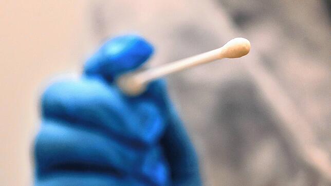 Ein Wattestäbchen für einen Coronatest. Eine Test-Aktion gab es am Samstag auch in Stockach.