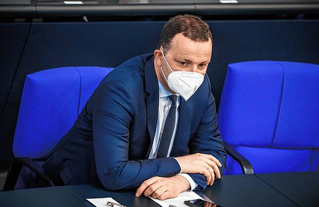 Gesundheitsminister Jens Spahn (CDU) will die Debatte für sich nutzen und spricht sich für ein baldiges Ende der Maskenpflicht aus.