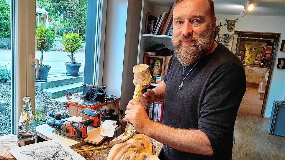 Bild : Schwarzwälder Masken in internationalem Netflix-Film: Ein Besuch in der Werkstatt von Holzbildhauer Simon Stiegeler (mit Videos)
