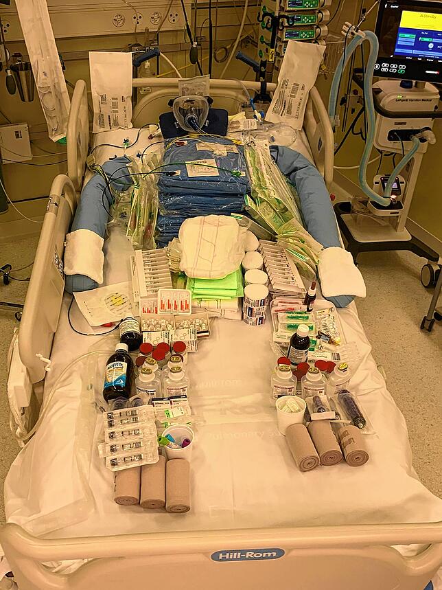 Eindrucksvolle Aufnahme des Kantonsspitals Baden: Diese Mengen an Materialien und Medikamenten im Wert von 3000 Franken benötigt ein ...