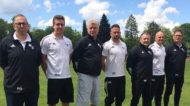 Neu aufgestellt: Beim FC Wehr präsentieren Roberto Santoro (links) und Peter Eckert (rechts) vom Spielausschuss das neue Funktionsteam ...