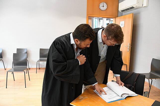 Die beiden Verteidiger Gianpiero Fruci (links) und Thomas Röder werfen einen Blick in die Akten.