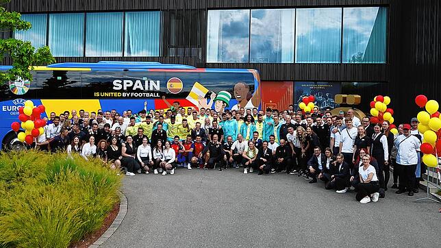 Fünf Wochen ist die spanische Nationalmannschaft im Öschberghof untergebracht. Mit einem gemeinsamen Bild verabschieden sich die Spieler ...