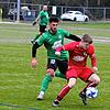 Marco Cristilli vom FC Kappel (grünes Trikot) versucht, den ballführenden Simon Jäckle von der SG Mönchweiler-Peterzell zu stören. Die ...