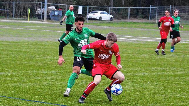 Marco Cristilli vom FC Kappel (grünes Trikot) versucht, den ballführenden Simon Jäckle von der SG Mönchweiler-Peterzell zu stören. Die ...