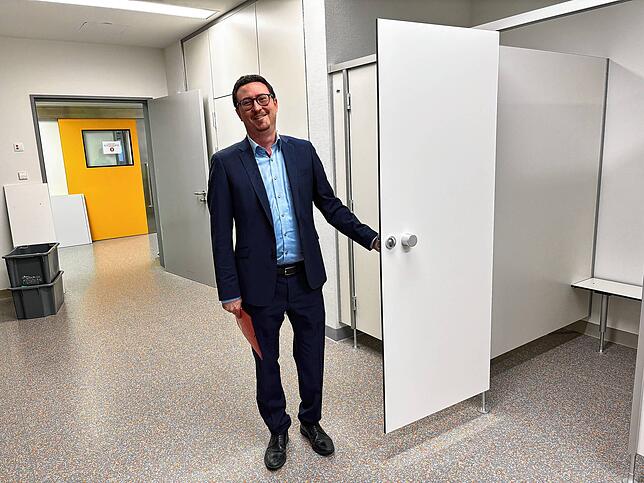 Thomas Beringer, kaufmännischer Direktor des GLKN, hält die Türe zu den Umkleiden im ambulanten OP-Zentrum auf. Dort wechseln die ...