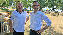 Landtagsabgeordneter Martin Hahn (links) und Grünen-Kandidat um das Ministerpräsidentenamt, Cem Özdemir, bei einem Treffen am Bodensee ...