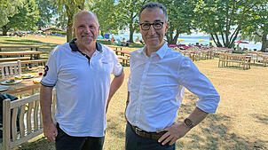 Landtagsabgeordneter Martin Hahn (links) und Grünen-Kandidat um das Ministerpräsidentenamt, Cem Özdemir, bei einem Treffen am Bodensee ...
