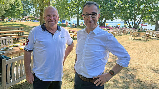 Landtagsabgeordneter Martin Hahn (links) und Grünen-Kandidat um das Ministerpräsidentenamt, Cem Özdemir, bei einem Treffen am Bodensee ...
