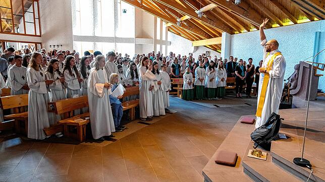 Pfarrer Dominik Feigenbutz verabschiedet sich in der Brigachtaler Allerheiligenkirch von den Gläubigen seiner Seelsorgeeinheit.