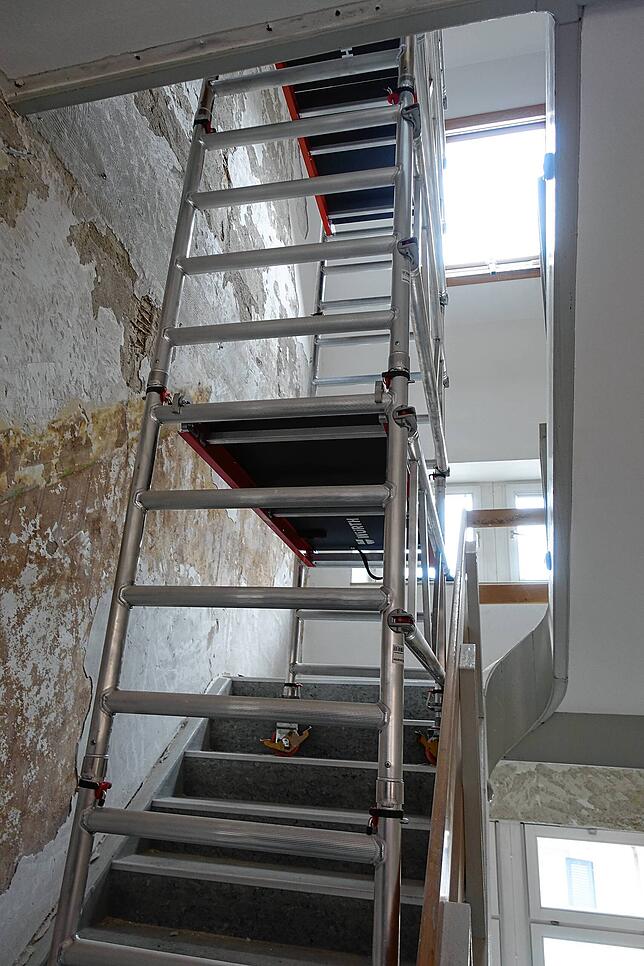 Eingerüstet ist die Treppe zum 2.OG. Als nächster Schritt werden die oberen Decken entfernt.
