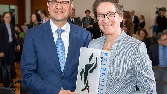 Die Eltern der getöteten Freiburger Studentin Maria, Friederike und Clemens Ladenburger, mit dem Bürgerpreis der deutschen Zeitungen in ...